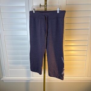 Women's Cropped Purple Sweatpants
0194